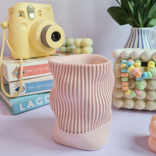 Load image into Gallery viewer, Curvy Ripple Effect Pen Holder