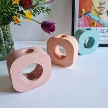 Load image into Gallery viewer, Doughnut Vase