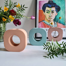 Load image into Gallery viewer, Doughnut Vase