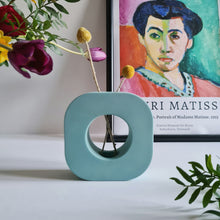 Load image into Gallery viewer, Doughnut Vase