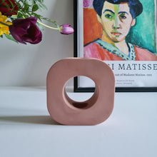 Load image into Gallery viewer, Doughnut Vase
