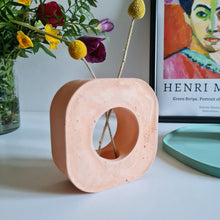Load image into Gallery viewer, Doughnut Vase