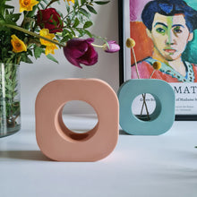 Load image into Gallery viewer, Doughnut Vase