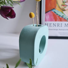 Load image into Gallery viewer, Doughnut Vase