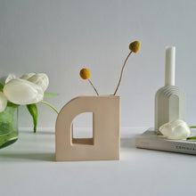 Load image into Gallery viewer, D Shape Vase