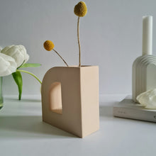 Load image into Gallery viewer, D Shape Vase