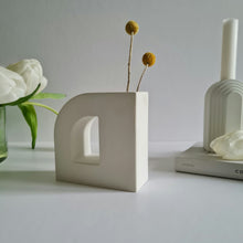 Load image into Gallery viewer, D Shape Vase