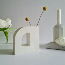 Load image into Gallery viewer, D Shape Vase