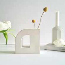 Load image into Gallery viewer, D Shape Vase